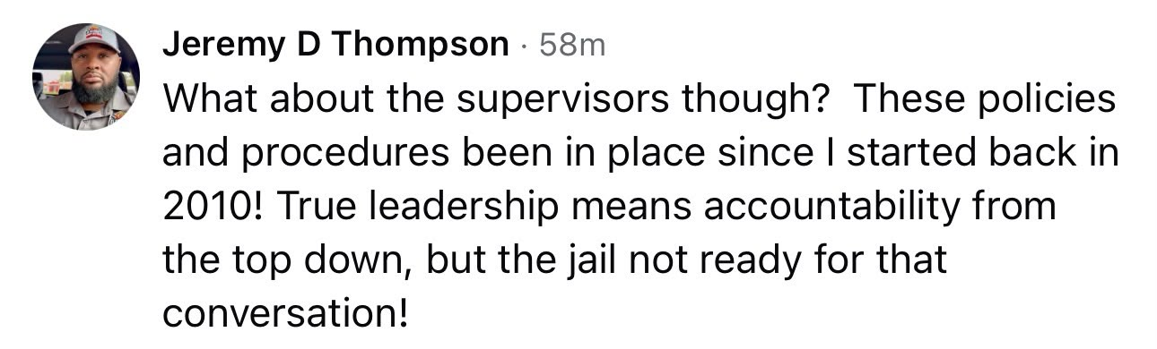 Captura de un comentario atribuido a Jeremy D. Thompson sobre supervisión y rendición de cuentas